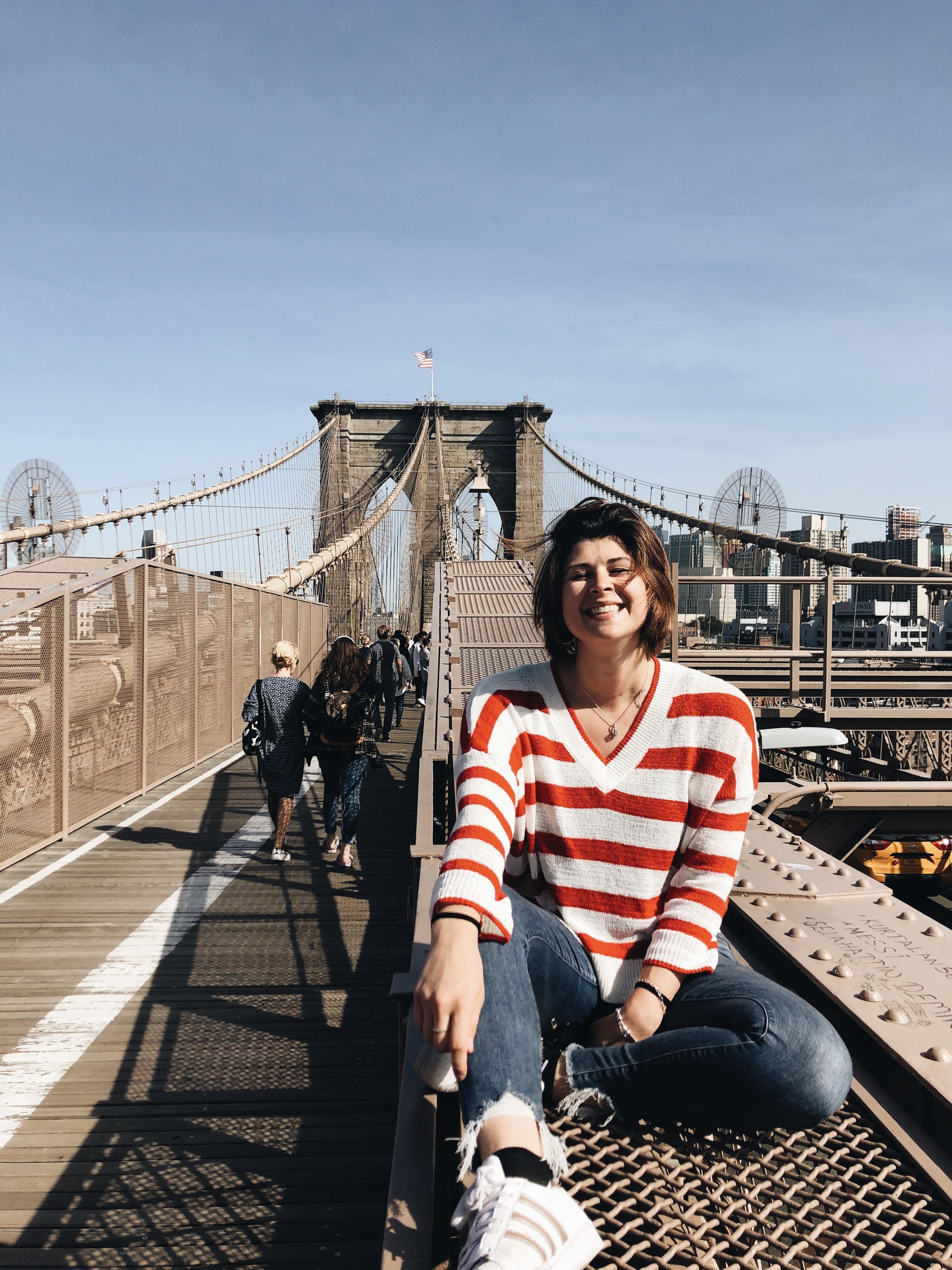 ragazza su brooklyn bridge di new york