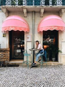 Ragazza seduta davanti ad Amelia cafè Lisbona